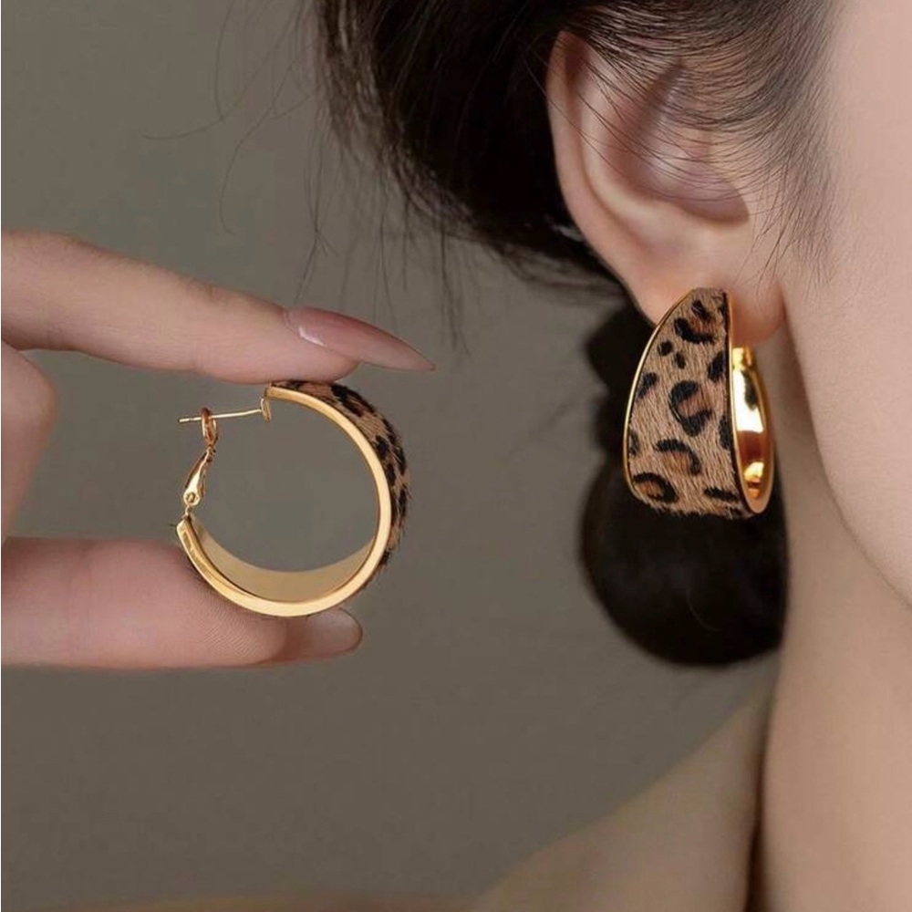 ✨NEW Hypoallergenic Gold & Leopard Hoop Earrings - Picture 3 of 7